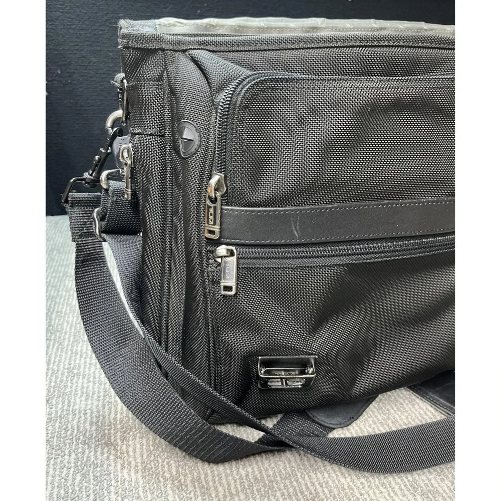 TUMI Messenger Bag Black Nylon Laptop Briefcase Mens Expandable Shoulder 18